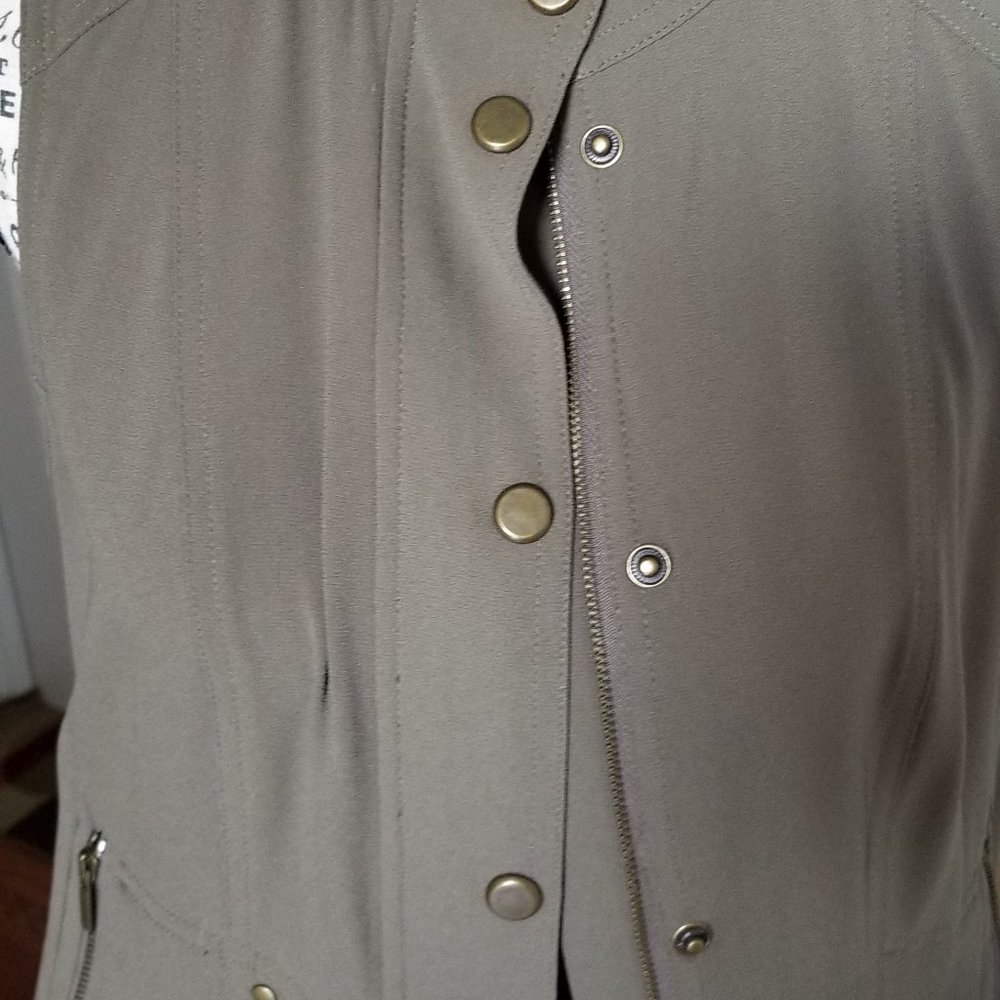 Two piece olive green capri pants set - Picture 5 of 6